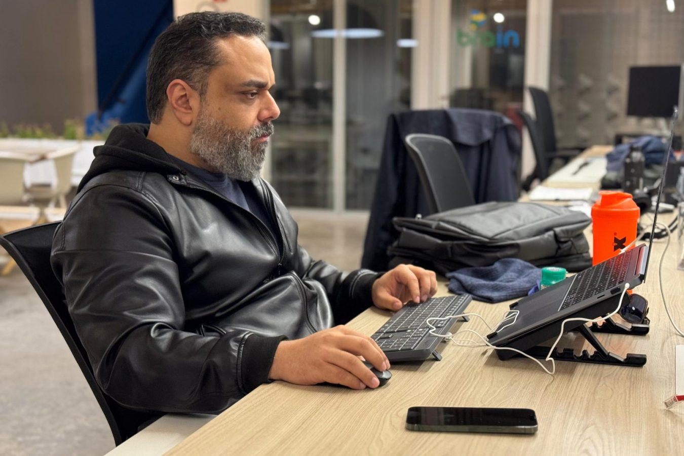Filipe Nogueira Coimbra trabalhando em seu computador